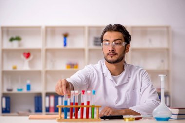 Laboratuvarda çalışan genç bir kimyager.