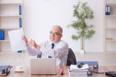 Ofiste çalışan eski bir çalışan.