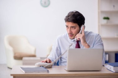 İş yerinde çalışan genç bir çalışan.