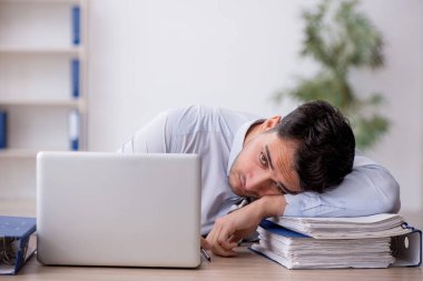 Genç çalışan işyerinde oturuyor.