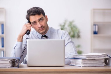 Genç çalışan işyerinde oturuyor.