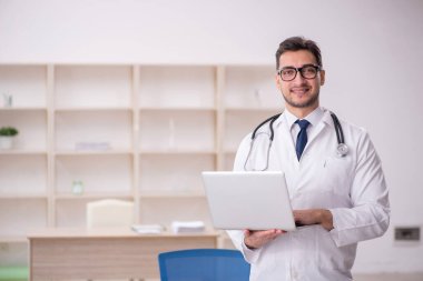 Teletıp konseptinde genç doktor