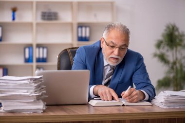 İş yerinde çalışan eski bir işadamı