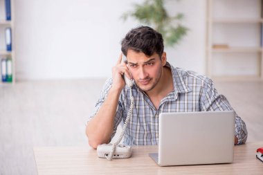 Ofiste çalışan genç bir çalışan.