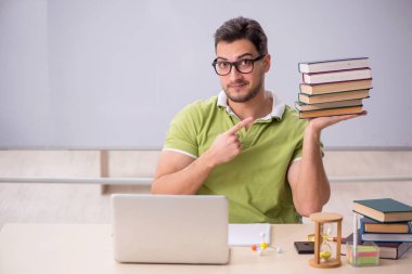 Sınıfta sınava hazırlanan genç bir öğrenci.