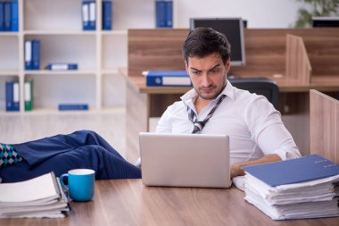 Genç işadamı ofisteki aşırı işten memnun değil.