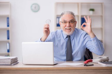 Eski çalışanın mutlu fikir kavramı.