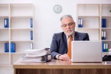 Ofiste çalışan eski bir çalışan.