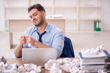 Beyin fırtınası konseptinde genç işadamı