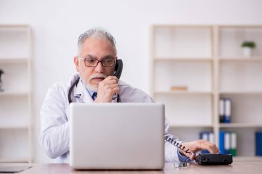 Hastanede çalışan yaşlı doktor.