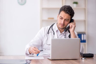 Teletıp konseptinde genç doktor