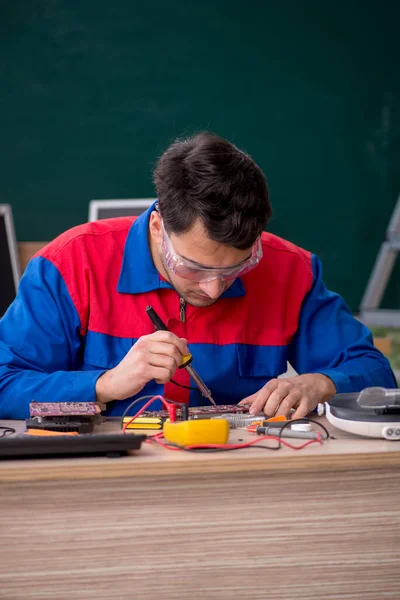 Ung Reparatör Som Reparerar Datorer Klassrummet — Stockfoto