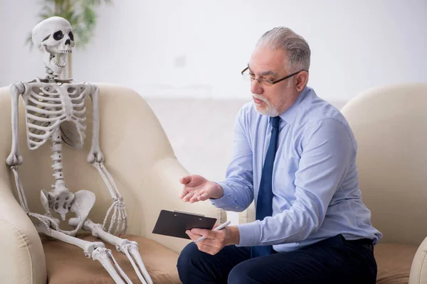 Old Psychologist Meeting Skeleton — Stock Photo, Image