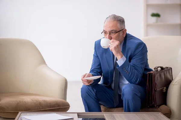 Old Male Boss Waiting Business Meeting — Stock Photo, Image