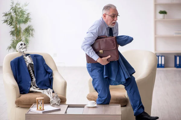 Old Male Boss Skeleton Business Meeting Concept — Stock Photo, Image