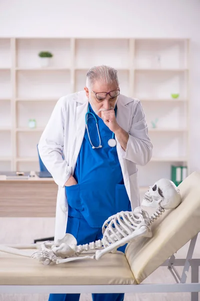 Old Male Doctor Skeleton Patient Hospital — Foto Stock