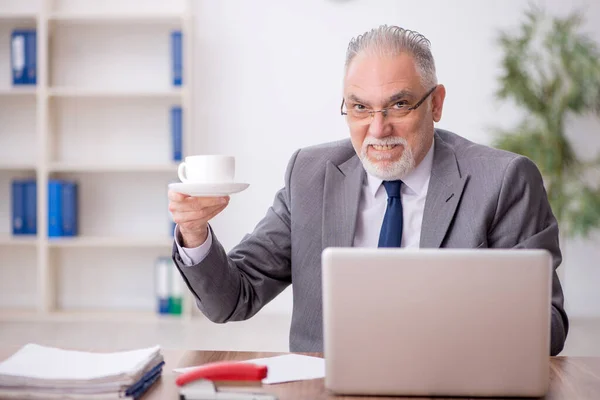 Starý Zaměstnanec Pije Kávu Během Přestávky — Stock fotografie