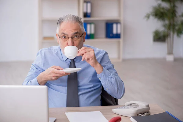 Oude Werknemer Die Koffie Drinkt Tijdens Pauze — Stockfoto