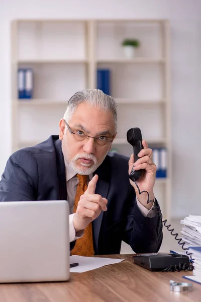Old Employee Speaking Phone Workplace — Stok Foto