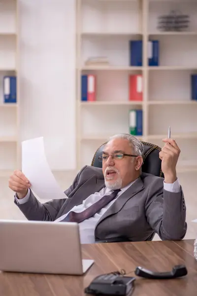 Ein Alter Geschäftsmann Arbeitet Büro — Stockfoto