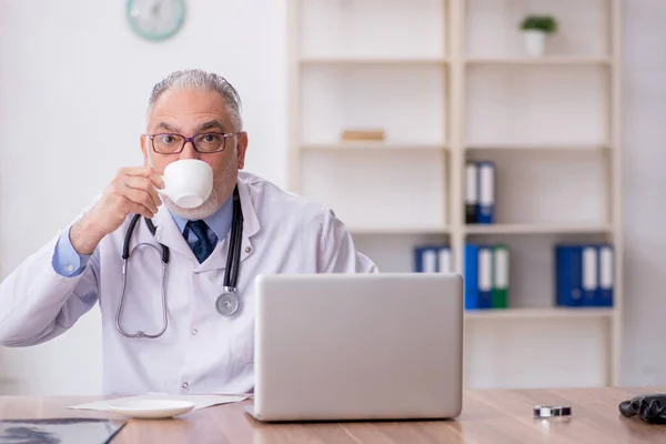 Viejo Doctor Bebiendo Café Durante Descanso — Foto de Stock
