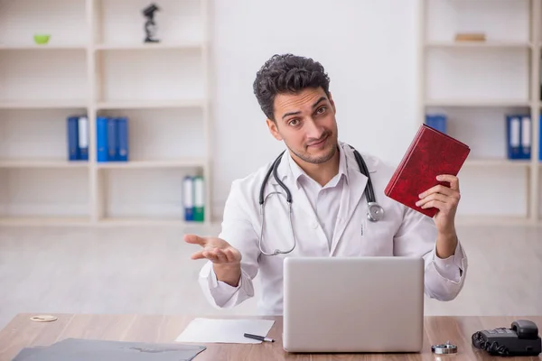 Young Doctor Reading Book Clinic — Stock Photo, Image