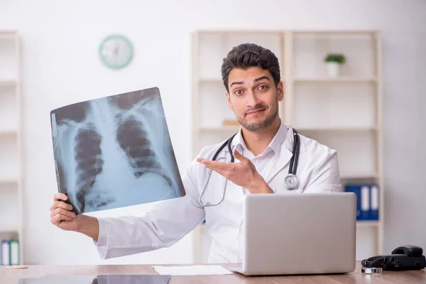 Giovane Medico Radiologo Che Lavora Ospedale — Foto Stock