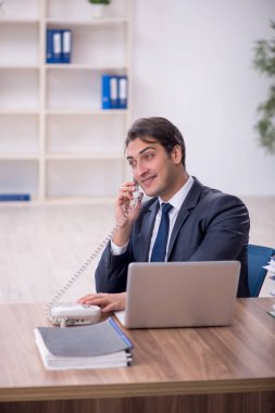 İş yerinde çalışan genç bir işadamı