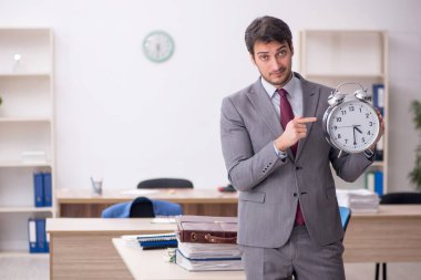 Zaman yönetimi konseptinde genç çalışan