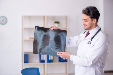 Klinikte çalışan genç bir radyolog.