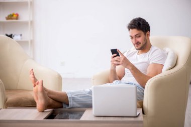 Genç tembel adam güne evde başlıyor.