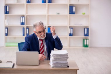 Old employee unhappy with excessive work at workplace