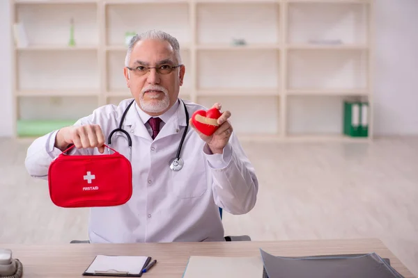 Old Doctor Holding First Aid Bag — Stock Photo, Image