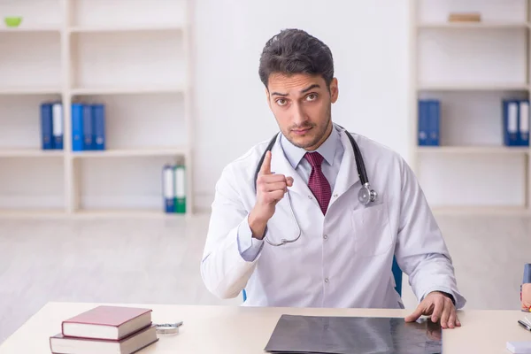 Junge Ärztin Arbeitet Der Klinik — Stockfoto