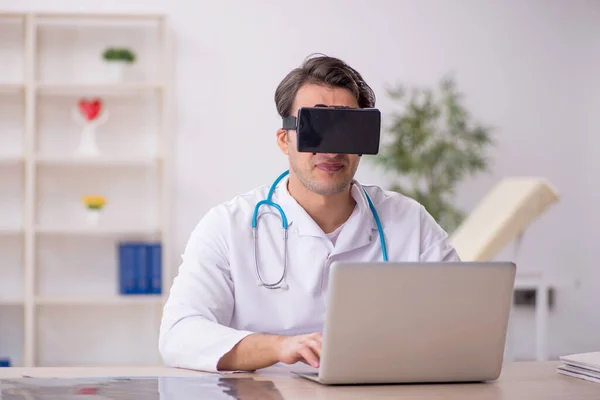 Young Male Doctor Enjoying Virtual Glasses Clinic — Stock Photo, Image