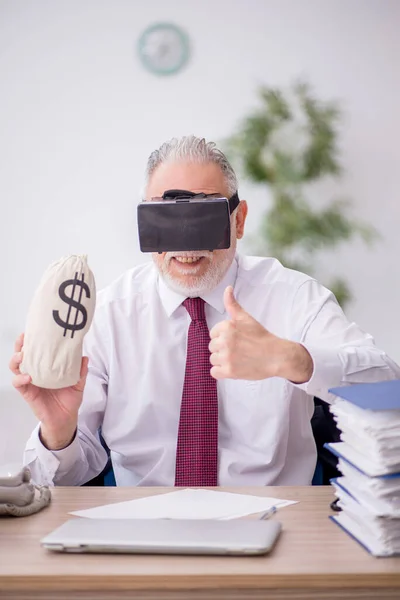 Alter Angestellter Mit Virtueller Brille Und Geldbeutel — Stockfoto
