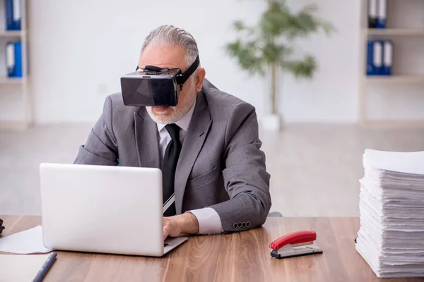 Old Employee Enjoying Virtual Glasses Workplace — Stock Photo, Image