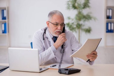 Teletıp konseptinde yaşlı bir doktor.