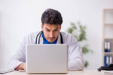 Teletıp konseptinde genç doktor