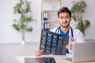 Klinikte çalışan genç bir radyolog.