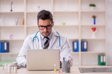 Teletıp konseptinde genç doktor