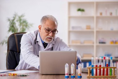 Uyuşturucu sentezi konseptinde yaşlı doktor eczacı.