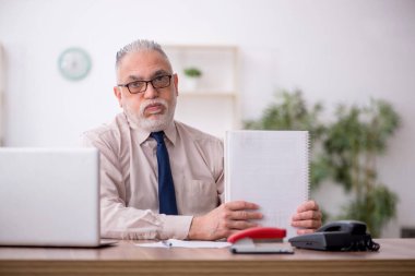 Ofiste çalışan eski bir çalışan.