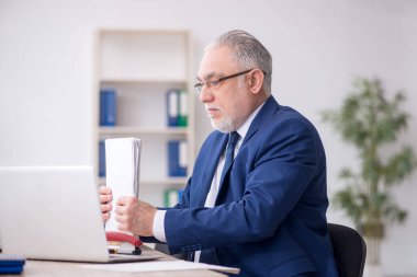 İş yerinde çalışan eski bir işadamı