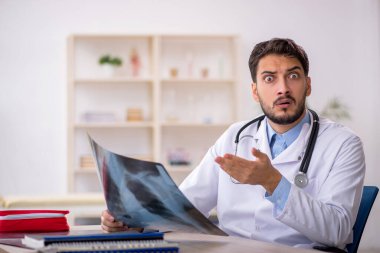 Klinikte çalışan genç bir radyolog.