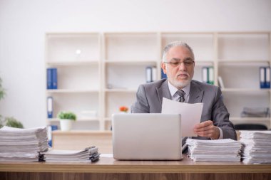 Eski bir işadamı ve işyerinde çok fazla iş var.