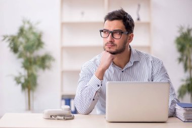 Ofiste çalışan genç işadamı.