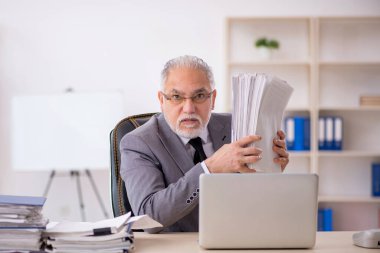 Ofiste çalışan eski bir işadamı.