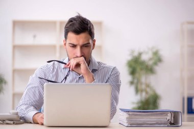 Ofiste çalışan genç işadamı.