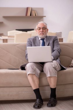 Salgın sırasında evden çalışan eski bir işadamı